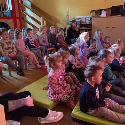 Kinder der Kita Bodospatzen verfolgen gespannt das Puppentheater