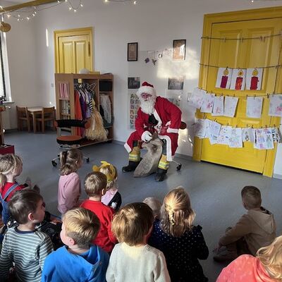 Gemeinsame Gespr&auml;chsrunde mit dem Weihnachtsmann im Gruppenraum