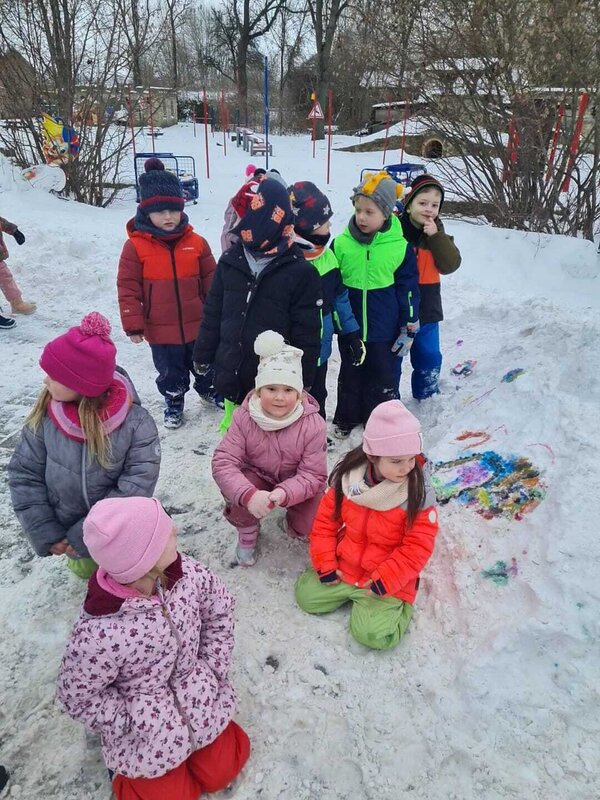 Winterfreude auf dem Spielplatz der Kita Bodespatzen