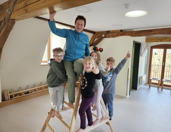 Ein letzter gemeinsamer Moment - Sportoma Hanne und die Kinder im Bewegungsraum der Kita Ottleben