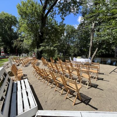 Open-Air-Trauort am Gr&ouml;ninger Bodebootsverleih - Bestuhlung am Ufer der Bode