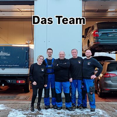 Team von Karosserie und Fahrzeugservice Maryniak vor der Kfz-Werkstatt in Neuwegersleben