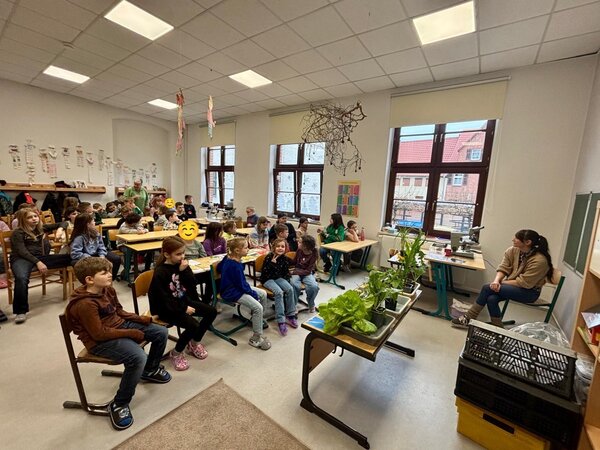 Gespannte Aufmerksamkeit im Gruppenraum