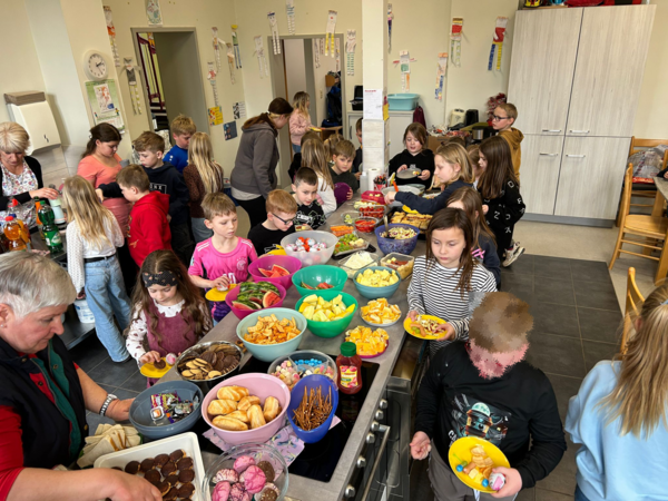 Geburtstagsb&uuml;fett im Hort der Kita Gr&ouml;ningen mit gro&szlig;em Engagement der Eltern