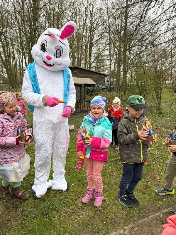 Osterhase besucht Kinder der Kita Schloss Trautenburg in Ausleben