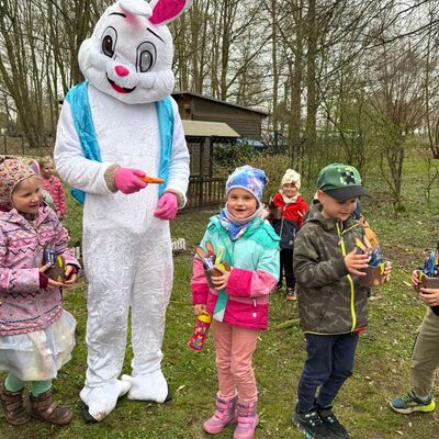 Osterhase besucht Kinder der Kita Schloss Trautenburg in Ausleben