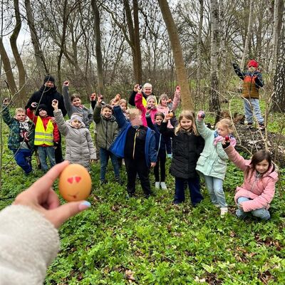 Mit gro&szlig;er Freude pr&auml;sentieren die Kinder des Hortes Gr&ouml;ningen ihre gefundenen Ostereier. Die Eiersuche im Gr&uuml;nen verbindet Bewegung, Naturerlebnis und Gemeinschaft und unterstreicht die familienfreundlichen Freizeit- und Bildungsangebote in der Westlichen B&ouml;rde.