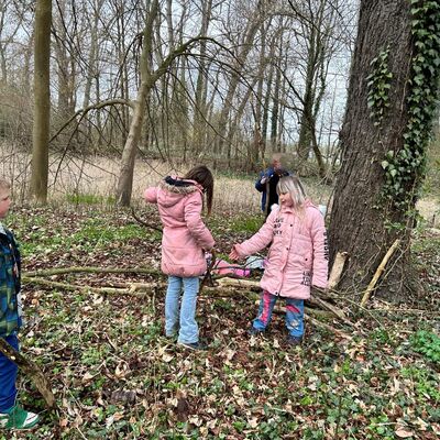 Im Wald rund um Gr&ouml;ningen entdecken die Kinder spielerisch ihre Umwelt. Beim gemeinsamen Bauen und Erkunden werden Kreativit&auml;t, soziale Kompetenzen und ein nachhaltiger Umgang mit der Natur gef&ouml;rdert - zentrale Elemente moderner Bildungsarbeit im l&auml;ndlichen Raum.