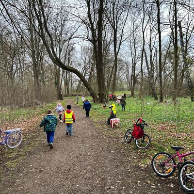 Die Hortkinder aus Gr&ouml;ningen sind gemeinsam in der Natur unterwegs. Fahrr&auml;der, Bewegung und das Erkunden der Umgebung f&ouml;rdern Gesundheit, Selbstst&auml;ndigkeit und Gemeinschaftssinn. Die Westliche B&ouml;rde bietet daf&uuml;r ideale Voraussetzungen f&uuml;r ein aktives Aufwachsen im l&auml;ndlichen Raum.