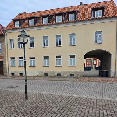 Wohnung mieten in Kroppenstedt - Au&szlig;enansicht des Wohnhauses An der Tr&auml;nke 4