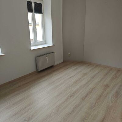 Zu sehen ist eines der Schlafzimmer der 3-Raum-Wohnung in Kroppenstedt. Der helle Raum mit Fenster und modernem Bodenbelag bietet gute Voraussetzungen f&uuml;r ein ruhiges und angenehmes Wohnumfeld. Die Wohnung in der Westlichen B&ouml;rde verbindet bezahlbares Wohnen mit einem familienfreundlichen Standort im Landkreis B&ouml;rde.