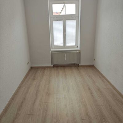 Das Bild zeigt ein weiteres Zimmer der Mietwohnung in Kroppenstedt, das sich ideal als Schlaf-, Kinder-, G&auml;ste- oder Arbeitszimmer nutzen l&auml;sst. Die helle Gestaltung und der moderne Bodenbelag unterstreichen den gepflegten Eindruck der Wohnung. Das Angebot richtet sich an Menschen, die eine Wohnung in Kroppenstedt mieten und ruhig in der Westlichen B&ouml;rde wohnen m&ouml;chten.