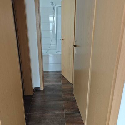 Das Bild zeigt den Flurbereich der 3-Raum-Wohnung in Kroppenstedt mit Zugang zum Bad und zu weiteren funktionalen R&auml;umen der Wohnung. Die klare Raumaufteilung sorgt f&uuml;r kurze Wege und unterst&uuml;tzt den alltagstauglichen Zuschnitt des Mietangebots in der Westlichen B&ouml;rde.