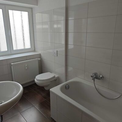 Das Badezimmer der Wohnung in Kroppenstedt ist mit Badewanne, WC, Waschbecken und Fenster ausgestattet. Die helle Gestaltung und der praktische Zuschnitt sorgen f&uuml;r angenehmen Wohnkomfort im Alltag. Die Mietwohnung in der Verbandsgemeinde Westliche B&ouml;rde bietet damit gute Voraussetzungen f&uuml;r komfortables Wohnen in ruhiger Lage im Landkreis B&ouml;rde.
