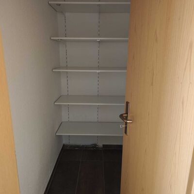 Der separate Abstellraum innerhalb der Wohnung schafft zus&auml;tzlichen Stauraum und erh&ouml;ht die Alltagstauglichkeit der 3-Raum-Wohnung in Kroppenstedt. Regalb&ouml;den bieten Platz f&uuml;r Haushaltsgegenst&auml;nde und unterst&uuml;tzen eine praktische Nutzung der Wohnfl&auml;che. Das Angebot ist ideal f&uuml;r Menschen, die eine gut geschnittene Mietwohnung in der Westlichen B&ouml;rde suchen.
