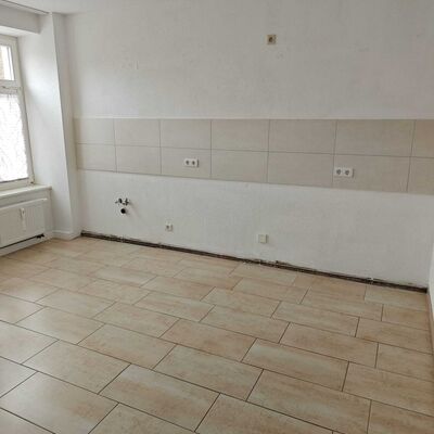 Die K&uuml;che der Wohnung in Kroppenstedt bietet einen funktionalen Grundriss, Tageslicht und einen pflegeleichten Fliesenboden. Die vorhandenen Anschl&uuml;sse schaffen gute Voraussetzungen f&uuml;r die individuelle Einrichtung einer Einbauk&uuml;che. Die 3-Raum-Wohnung in der Westlichen B&ouml;rde eignet sich besonders f&uuml;r Menschen, die bezahlbaren Wohnraum im Landkreis B&ouml;rde suchen.