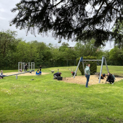 Im Rahmen des Arbeitseinsatzes wurde der Spielplatz im Freibad Gro&szlig;alsleben gepflegt, der Sand aufgelockert und die Fl&auml;che f&uuml;r die Besucherinnen und Besucher vorbereitet.