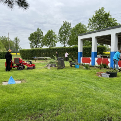 Zahlreiche Unterst&uuml;tzerinnen und Unterst&uuml;tzer halfen beim Arbeitseinsatz im Freibad Gro&szlig;alsleben, um Gr&uuml;nfl&auml;chen, Beete und Aufenthaltsbereiche f&uuml;r die Saison herzurichten.