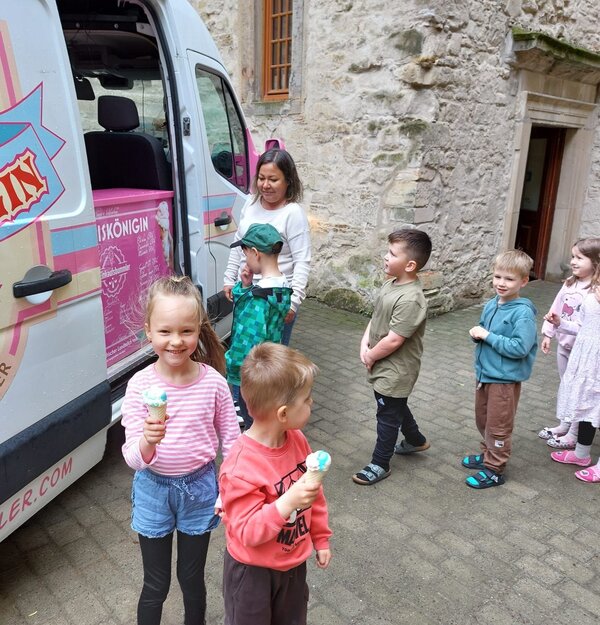 Eiswagen besucht die Kita &raquo;Schloss Trautenburg&laquo; Ausleben