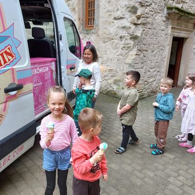 Eiswagen besucht die Kita &raquo;Schloss Trautenburg&laquo; Ausleben