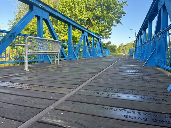 Bodebr&uuml;cke Gr&ouml;ningen mit beschrifteten Eichenbohlen