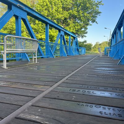 Bodebr&uuml;cke Gr&ouml;ningen mit beschrifteten Eichenbohlen