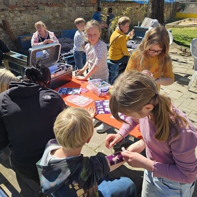 Beim Tanz in den Mai im Hort &raquo;Villa Einstein&laquo; in Ausleben kamen Kinder, Familien und G&auml;ste zu einem gemeinsamen Nachmittag mit Kreativangeboten, Gespr&auml;chen und Begegnung zusammen.