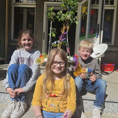 Ein Apfelb&auml;umchen als nachhaltiger Gewinn beim Tanz in den Mai im Hort &raquo;Villa Einstein&laquo; in Ausleben steht f&uuml;r Gemeinschaft, Naturerleben und langfristige Freude.