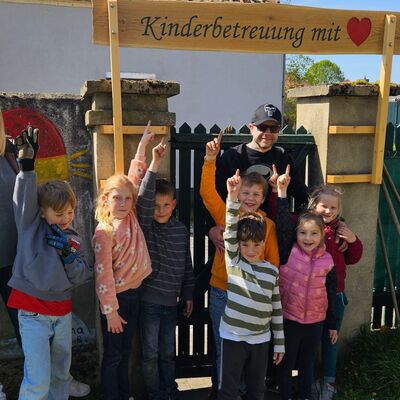 Das handgefertigte Schild &raquo;Kinderbetreuung mit Herz&laquo; am Hort &raquo;Villa Einstein&laquo; in Ausleben macht die Wertsch&auml;tzung zwischen Familien und Einrichtung sichtbar.