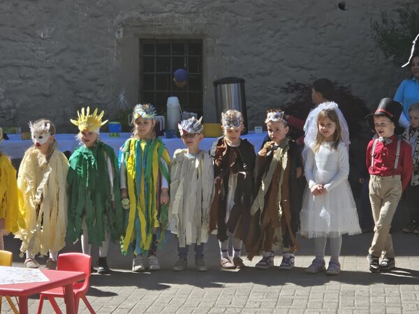 Kinder der Kita &raquo;Schloss Trautenburg&laquo; Ausleben beim Oma-Opa-Tag