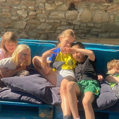 Kinder genie&szlig;en bei sommerlichem Wetter gemeinsame Zeit im Au&szlig;engel&auml;nde des Hortes &raquo;Villa Einstein&laquo; in Ausleben.