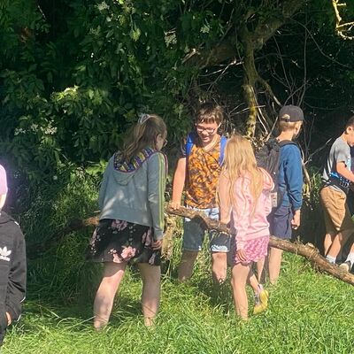 Beim Ferienspa&szlig; des Hortes &raquo;Villa Einstein&laquo; in Ausleben entdecken Kinder gemeinsam die Natur und erleben Gemeinschaft im Freien.