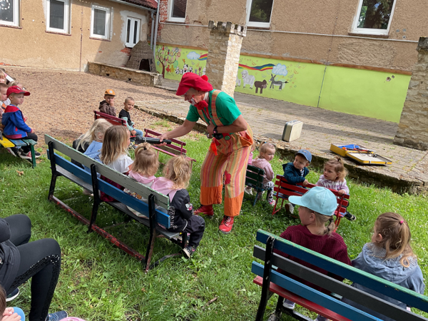 Clown Tortellini begeistert Kinder der Kita Bodespatzen in Gr&ouml;ningen