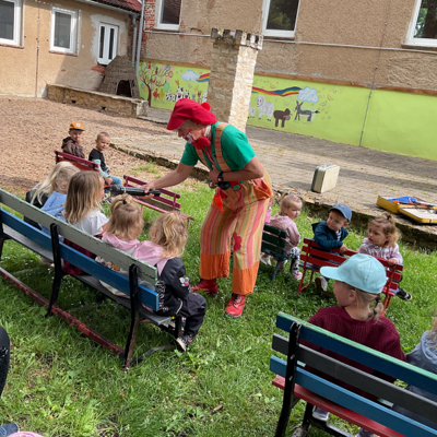 Clown Tortellini begeistert Kinder der Kita Bodespatzen in Gr&ouml;ningen