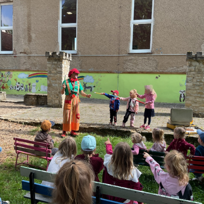 Die Kinder der Kita Bodespatzen in Gr&ouml;ningen erleben zum Kindertag eine fr&ouml;hliche Clownshow mit Clown Tortellini, bei der sie selbst Teil des Programms werden.