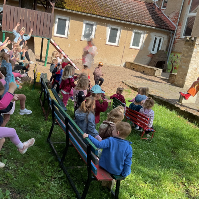 Mit viel Bewegung, Humor und kindgerechter Unterhaltung begeistert Clown Tortellini die Kinder der Kita Bodespatzen in Gr&ouml;ningen und schafft einen besonderen Kindertagsmoment.