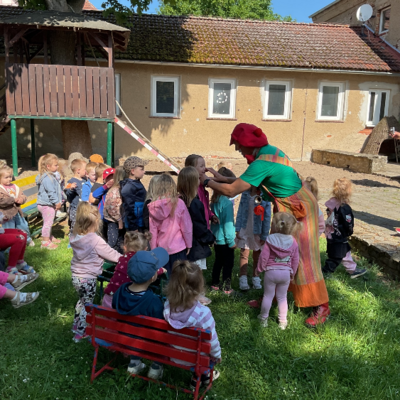 Nach der Kindertagsshow erhalten die Kinder der Kita Bodespatzen in Gr&ouml;ningen eine rote Clownsnase als Erinnerung an einen fr&ouml;hlichen Vormittag mit Clown Tortellini.