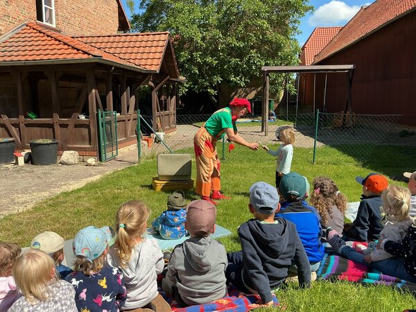 Clown Tortellini begeistert Kinder beim Kindertag im Spatzennest Wulferstedt