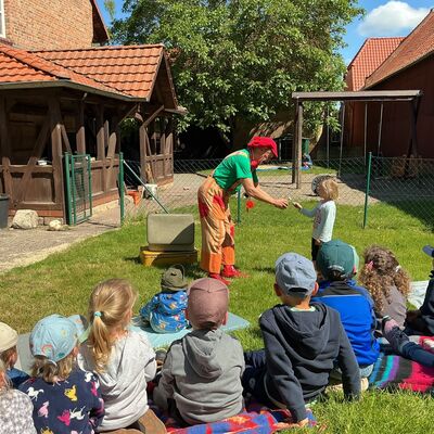 Clown Tortellini begeistert Kinder beim Kindertag im Spatzennest Wulferstedt