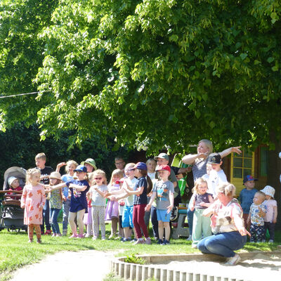 Die Kinder der Kita Sonnenschein in Hamersleben pr&auml;sentierten gemeinsam mit ihren Erzieherinnen ein fr&ouml;hliches Mitmachprogramm zum Familienfest. Das Bild zeigt die lebendige Gemeinschaft der Kindertagesst&auml;tte und macht sichtbar, wie wichtig fr&uuml;hkindliche Bildung, Begegnung und Familienfreundlichkeit in Hamersleben und der Gemeinde Am Gro&szlig;en Bruch sind.