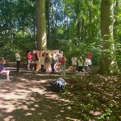 Im gr&uuml;nen Umfeld des Klosterhofs Hamersleben bew&auml;ltigen Kinder beim Jugendrotkreuz-Kreiswettbewerb verschiedene Aufgaben. Die Sch&uuml;lerinnen der Friedrich-Hoffmann-Grundschule Gr&ouml;ningen zeigen dabei Teamgeist, Wissen und Freude am gemeinsamen Lernen.