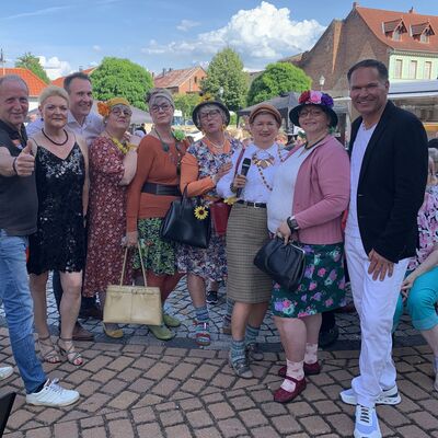 Gruppenfoto mit De M&auml;dels und Duo Vintos beim Feierabendmarkt in Gr&ouml;ningen am 18. Juni 2026.