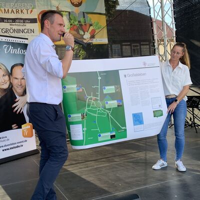 Beim Feierabendmarkt in Gr&ouml;ningen wurde ein Entwurf f&uuml;r eine neue Informationstafel in Gro&szlig;alsleben vorgestellt.