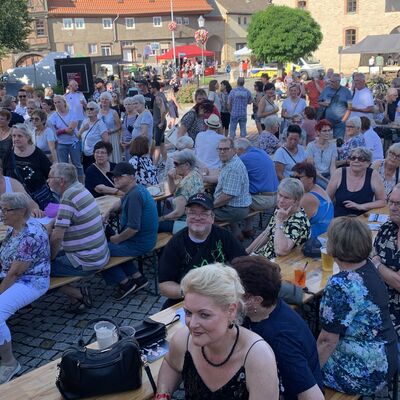 Viele Besucherinnen und Besucher genie&szlig;en den Feierabendmarkt auf dem Marktplatz in Gr&ouml;ningen.