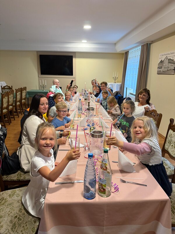 Gemeinsames Abendessen zur Abschlussfeier der Kita &raquo;Schloss Trautenburg&laquo;