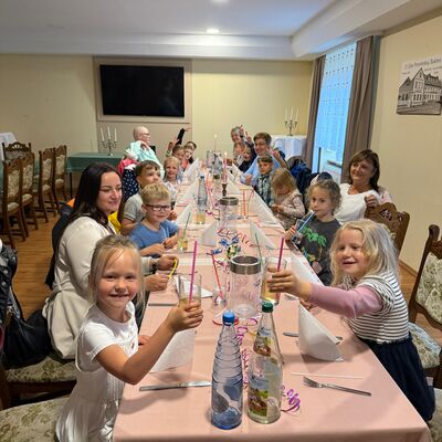 Gemeinsames Abendessen zur Abschlussfeier der Kita &raquo;Schloss Trautenburg&laquo;