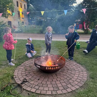 Bei der Abschlussfeier der Kita &raquo;Schloss Trautenburg&laquo; Ausleben genossen die Kinder Marshmallows an der Feuerschale.