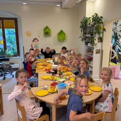 Nach der gemeinsamen &Uuml;bernachtung starteten die zuk&uuml;nftigen Schulkinder der Kita &raquo;Schloss Trautenburg&laquo; mit einem Fr&uuml;hst&uuml;ck in den Tag.