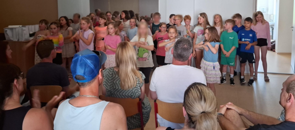 Viertkl&auml;ssler der Kita &raquo;Bodespatzen&laquo; verabschieden sich mit buntem Programm