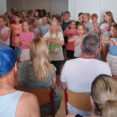 Viertkl&auml;ssler der Kita &raquo;Bodespatzen&laquo; verabschieden sich mit buntem Programm